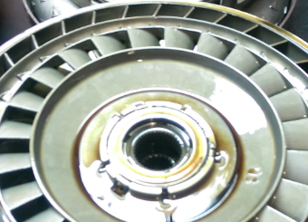 łopatki we wnętrzu sprzęgła hydrokinetycznego